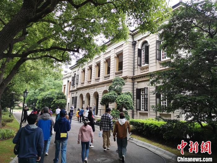 新階層人士參觀英國駐滬領(lǐng)事館?！》队畋?攝