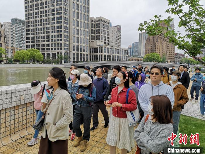 新階層人士走讀黃浦蘇州河沿岸?！》队畋?攝