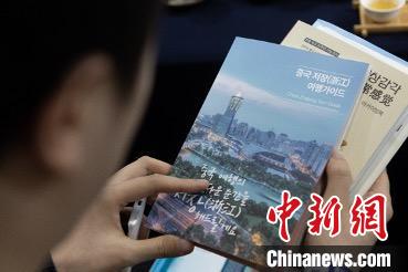 參展觀眾閱讀浙江文旅手冊。　丁振哲 攝