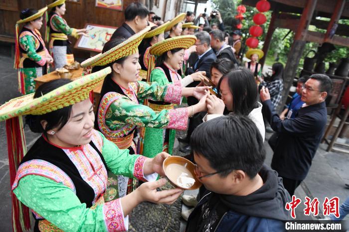 楓香瑤寨村民用攔門酒熱情迎接客人?！钊A峰 攝