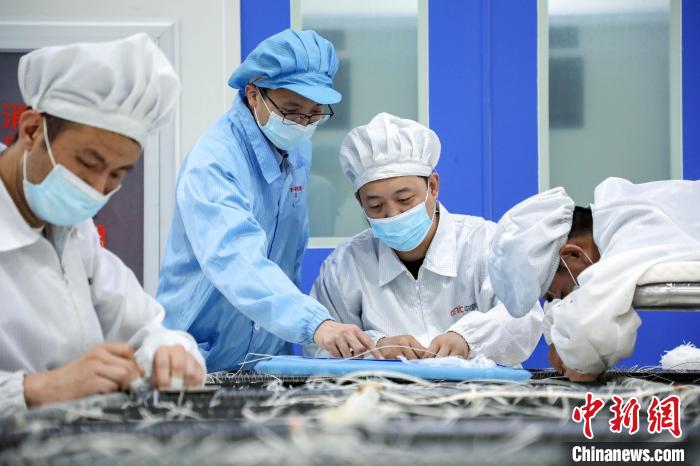 中國電科研究人員開展半剛性太陽電池陣相關研究測試?！≈袊娍?供圖