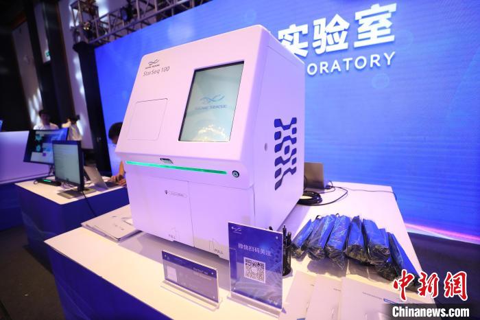 圖為發(fā)布會上展示的科技產品?！±祖I 攝