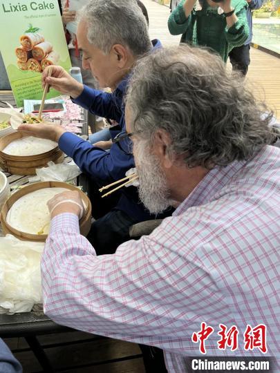 外交官們體驗做立夏餅。　華東師范大學(xué)供圖