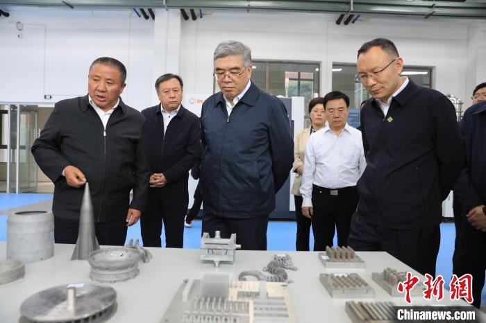 民進(jìn)中央常務(wù)副主席朱永新率調(diào)研組赴四川開展重點(diǎn)考察調(diào)研。圖為在四川工程職業(yè)技術(shù)學(xué)院考察調(diào)研?！∶襁M(jìn)中央供圖