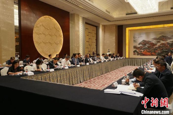 民進(jìn)中央主席蔡達(dá)峰近日率調(diào)研組赴江蘇開展重點(diǎn)考察調(diào)研。圖為在調(diào)研座談會(huì)現(xiàn)場(chǎng)。　民進(jìn)中央供圖