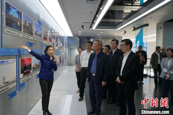 民進(jìn)中央主席蔡達(dá)峰近日率調(diào)研組赴江蘇開展重點(diǎn)考察調(diào)研。圖為在江陰實(shí)地考察雙良集團(tuán)有限公司?！O權(quán) 攝