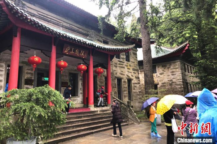 圖為在廬山抗戰(zhàn)博物館外，有不少等待參觀的游客?！蛆i泉 攝