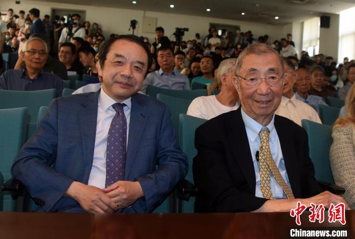 高能論壇開始前，丁肇中先生(右)與主持論壇的中科院高能所所長王貽芳院士合影。　<a target='_blank' href='/'><p  align=