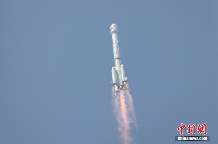 5月17日10時(shí)49分，我國(guó)在西昌衛(wèi)星發(fā)射中心用長(zhǎng)征三號(hào)乙運(yùn)載火箭，成功發(fā)射第五十六顆北斗導(dǎo)航衛(wèi)星。該衛(wèi)星屬地球靜止軌道衛(wèi)星，是我國(guó)北斗三號(hào)工程的首顆備份衛(wèi)星。入軌并完成在軌測(cè)試后，將接入北斗衛(wèi)星導(dǎo)航系統(tǒng)。此次發(fā)射是北斗三號(hào)工程高密度組網(wǎng)之后，時(shí)隔3年的首發(fā)任務(wù)。朱磊 攝
