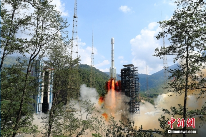 5月17日10時(shí)49分，我國(guó)在西昌衛(wèi)星發(fā)射中心用長(zhǎng)征三號(hào)乙運(yùn)載火箭，成功發(fā)射第五十六顆北斗導(dǎo)航衛(wèi)星。該衛(wèi)星屬地球靜止軌道衛(wèi)星，是我國(guó)北斗三號(hào)工程的首顆備份衛(wèi)星。入軌并完成在軌測(cè)試后，將接入北斗衛(wèi)星導(dǎo)航系統(tǒng)。此次發(fā)射是北斗三號(hào)工程高密度組網(wǎng)之后，時(shí)隔3年的首發(fā)任務(wù)。楊志遠(yuǎn) 攝