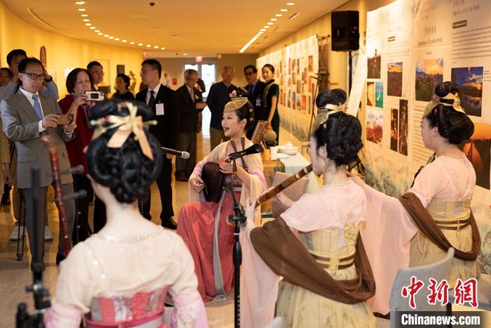 當(dāng)?shù)貢r間5月19日，中國常駐聯(lián)合國代表團、中國文化和旅游部、泉州市人民政府在紐約聯(lián)合國總部聯(lián)合舉辦“茶和天下·雅集”主題展覽和招待會。圖為展覽現(xiàn)場泉州南音表演。 <a target='_blank' href='/' _fcksavedurl='/'><p  align=