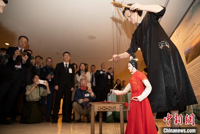 當(dāng)?shù)貢r間5月19日，中國常駐聯(lián)合國代表團、中國文化和旅游部、泉州市人民政府在紐約聯(lián)合國總部聯(lián)合舉辦“茶和天下·雅集”主題展覽和招待會。圖為展覽表演泉州提線木偶寫書法。 <a target='_blank' href='/' _fcksavedurl='/'><p  align=