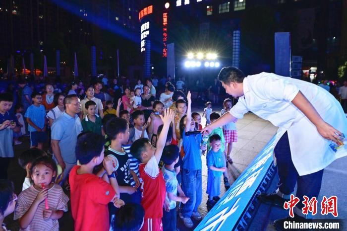 2023年鷹潭市“好奇心”科普節(jié)吸引了不少孩子踴躍參與?！≈鬓k方 供圖