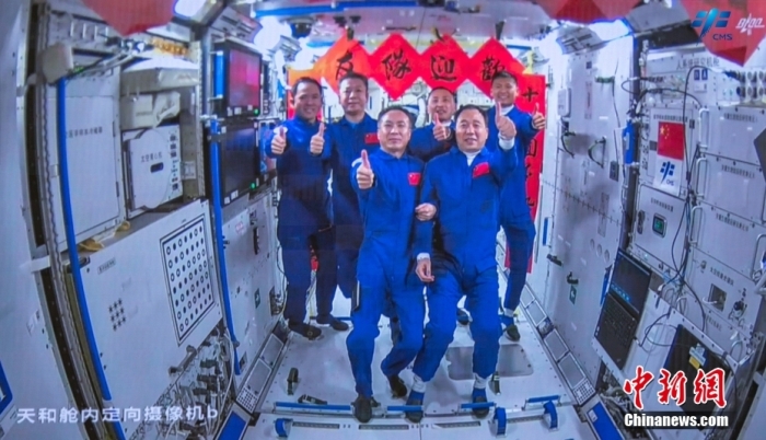 圖為神舟十五號航天員乘組與神舟十六號航天員乘組“全家福”。中國載人航天工程辦公室 供圖