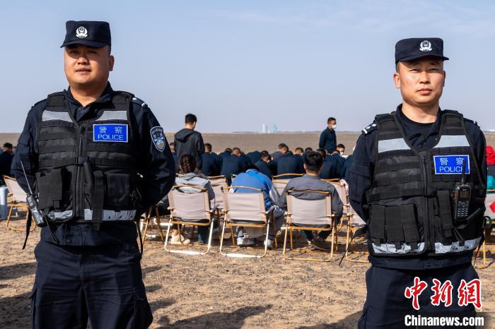 圖為承擔(dān)神舟十六號(hào)載人飛船安保任務(wù)的移民管理警察。　牛鑫 攝