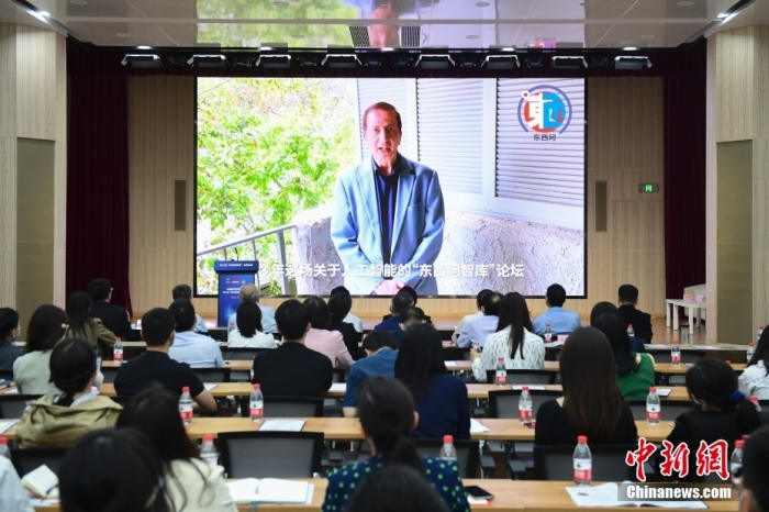 5月30日，<a target='_blank' href='/'>中新社</a>第二屆“東西問智庫”主題論壇在北京舉行，多位中外專家圍繞“AI革命與文明進(jìn)化”展開討論。圖為美國加州理工學(xué)院電氣工程和計(jì)算機(jī)科學(xué)教授、人工智能專家亞瑟·阿布-穆斯塔法通過視頻在論壇上作主旨演講。<a target='_blank' href='/'>中新社</a>記者 田雨昊 攝