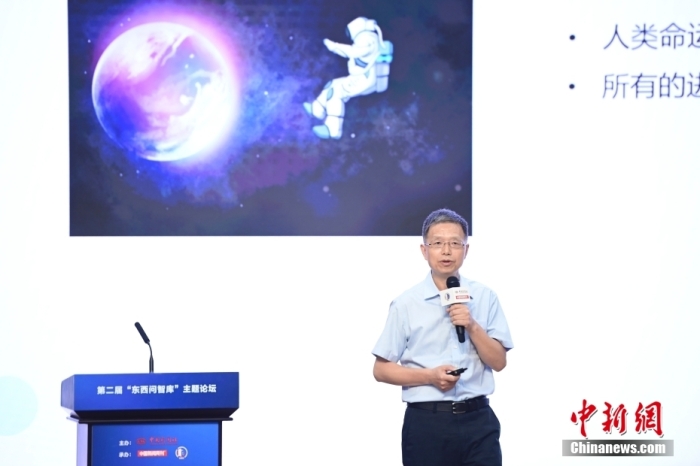 5月30日，<a target='_blank' href='/'>中新社</a>第二屆“東西問智庫”主題論壇在北京舉行，多位中外專家圍繞“AI革命與文明進(jìn)化”展開討論。圖為北京大學(xué)新聞與傳播學(xué)院教授胡泳在論壇上作主旨演講。<a target='_blank' href='/'>中新社</a>記者 田雨昊 攝