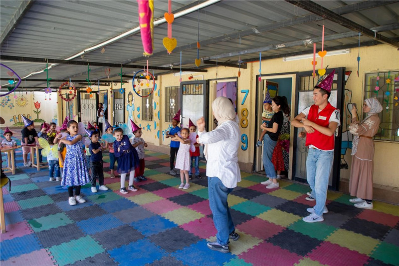 圖為中埃青年志愿者在埃及新開(kāi)羅幼兒園開(kāi)展“志愿服務(wù)伴成長(zhǎng)，中埃攜手慶六一”活動(dòng)。中建埃及分公司供圖