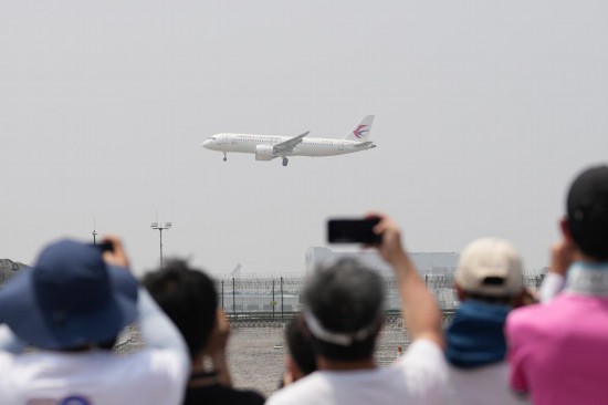 5月28日，C919首個(gè)商業(yè)航班東航MU9191飛抵北京首都國際機(jī)場。新華社記者鞠煥宗攝