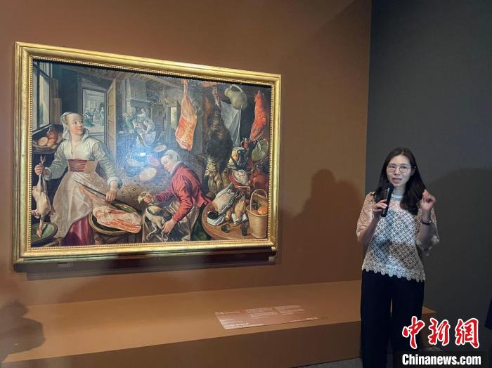 當(dāng)?shù)貢r(shí)間6月1日，韓國國立中央博物館講解員在向游客講解畫作?！∪f佳欣 攝