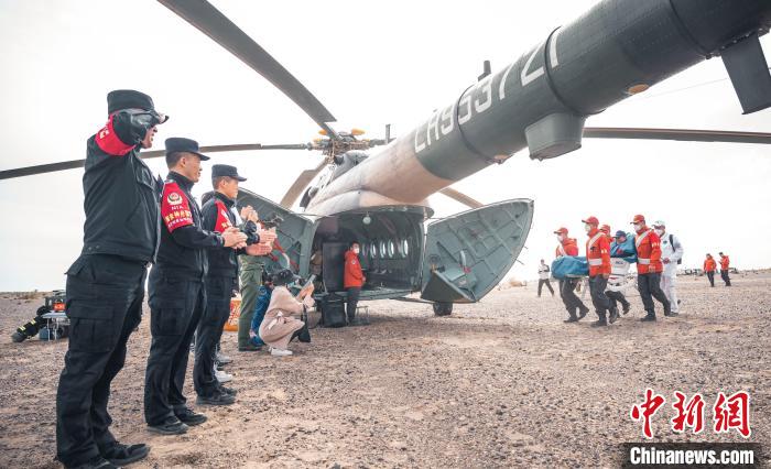 圖為阿拉善邊境管理支隊(duì)民警目送航天員登機(jī)離開(kāi)?！缇?攝