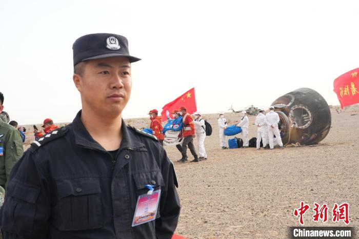 圖為阿拉善邊境管理支隊(duì)民警在著陸場(chǎng)開(kāi)展安保工作。　張杰 攝