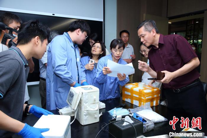 科研人員清點(diǎn)、查看隨神舟十五號(hào)返回地面的空間科學(xué)實(shí)驗(yàn)樣品?！≈锌圃嚎臻g應(yīng)用中心 供圖