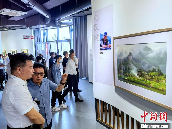 海峽兩岸藝術(shù)家畫(huà)展上，藝術(shù)家進(jìn)行藝術(shù)交流。　付敬懿 攝
