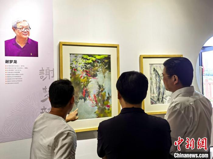 “求同存藝——海峽兩岸藝術(shù)家畫(huà)展”展出百余幅兩岸藝術(shù)家畫(huà)作?！「毒窜?攝