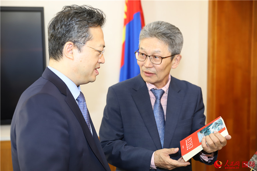 其米德策耶（右一）向李峙介紹翻譯成果。人民網(wǎng)記者 霍文攝