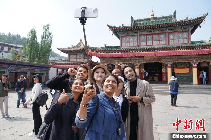 圖為外國記者在塔爾寺合影?！●R銘言 攝