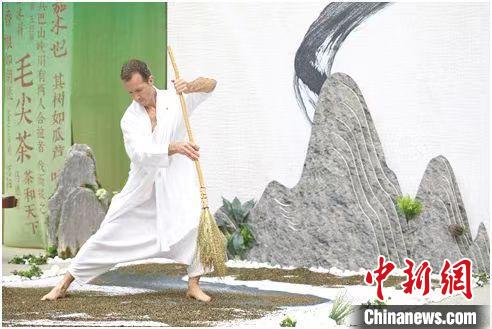 圖為《信陽毛尖·茶舞》沉浸式藝術(shù)表演?！⌒抨柺形麄鞑抗﹫D