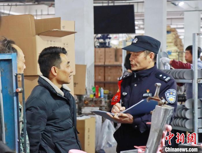 3月30日，大興派出所民警來到轄區(qū)中小企業(yè)，開展“為民為企為項(xiàng)目”走訪活動(dòng)?！『戏示焦﹫D
