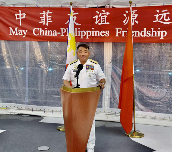 菲海軍司令阿達(dá)奇代表菲馬科斯總統(tǒng)歡迎“戚繼光”艦到訪。中國駐菲律賓大使館供圖