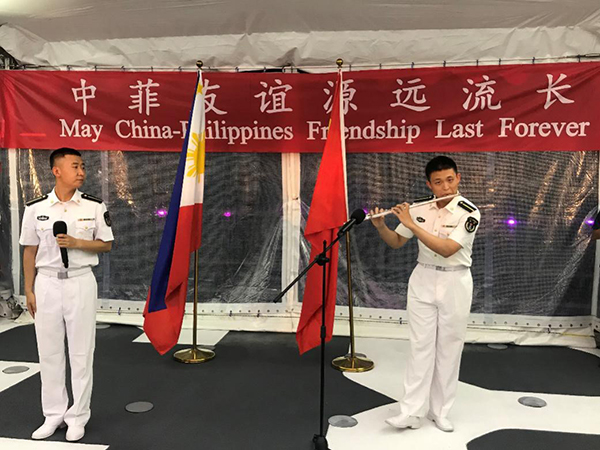 艦上官兵表演歌舞、民樂、武術(shù)等節(jié)目。中國駐菲律賓大使館供圖