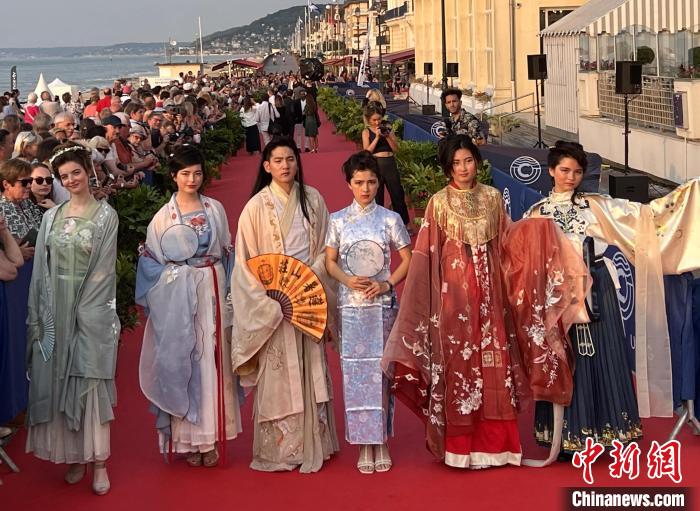 當(dāng)?shù)貢r(shí)間6月16日，2023年卡布爾電影節(jié)中國(guó)日活動(dòng)舉行?！≈鬓k方供圖