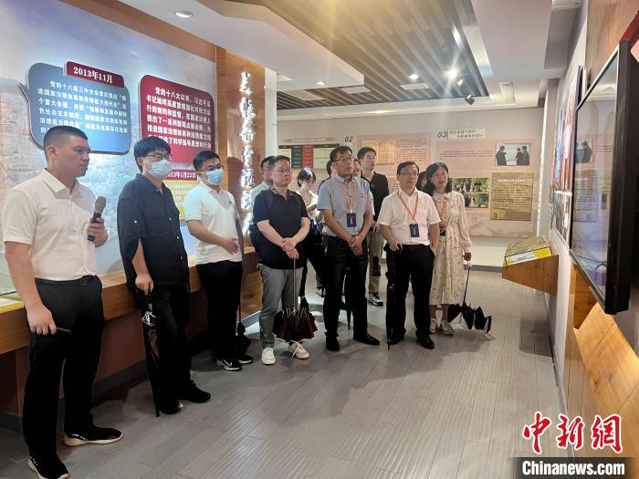 與會(huì)人員在后陳村走訪。　董易鑫 攝