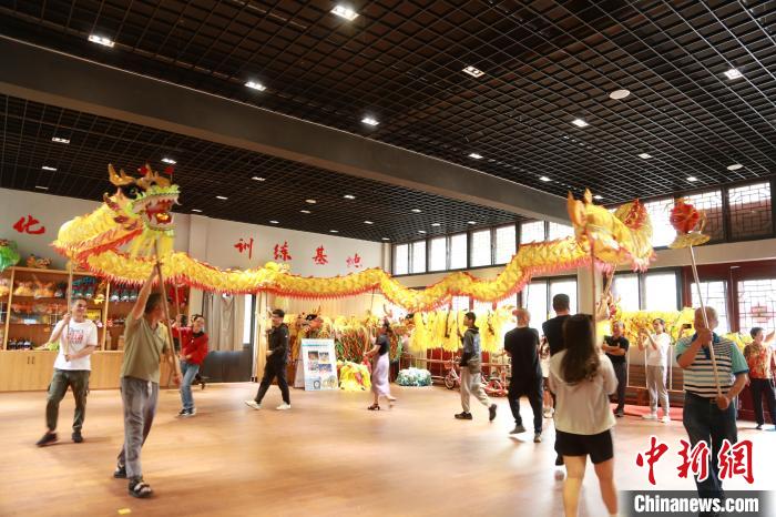 臺胞臺屬體驗舞龍?！≈芪的裙﹫D