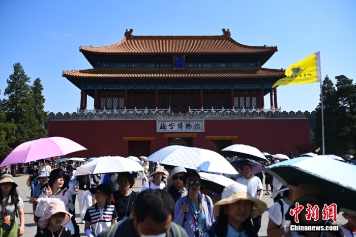 6月22日，北京，游客從故宮博物院神武門走出。當(dāng)日是端午節(jié)假期首日，北京旅游景區(qū)游客眾多。<a target='_blank' href='/'><p  align=