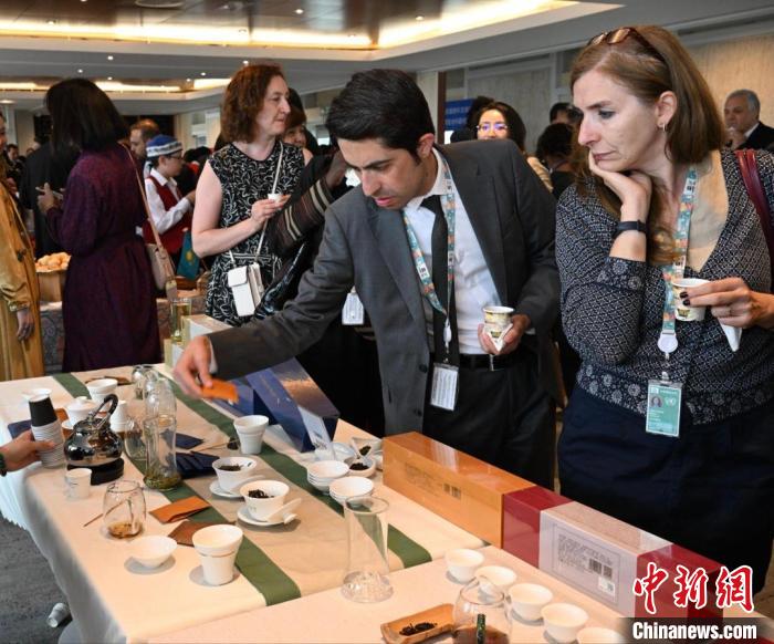 現(xiàn)場(chǎng)觀眾觀看中國(guó)展臺(tái)茶藝表演、了解茶文化?！【笜?shù) 攝