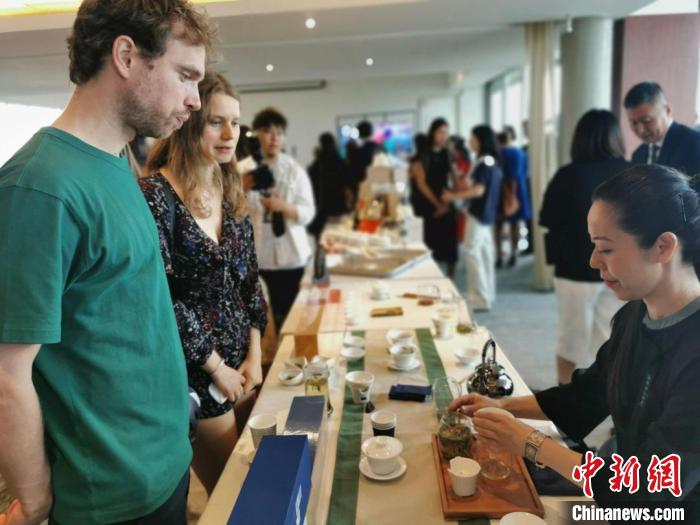 現(xiàn)場(chǎng)觀眾觀看中國(guó)展臺(tái)茶藝表演、了解茶文化?！【笜?shù) 攝