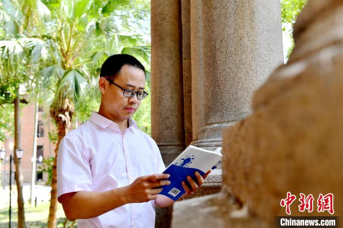 圖為福建師范大學(xué)教育學(xué)院臺灣教師陳昭志正在看書。　呂明 攝