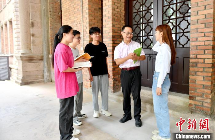 7月4日，臺灣教師陳昭志正在和學(xué)生交流。　呂明 攝