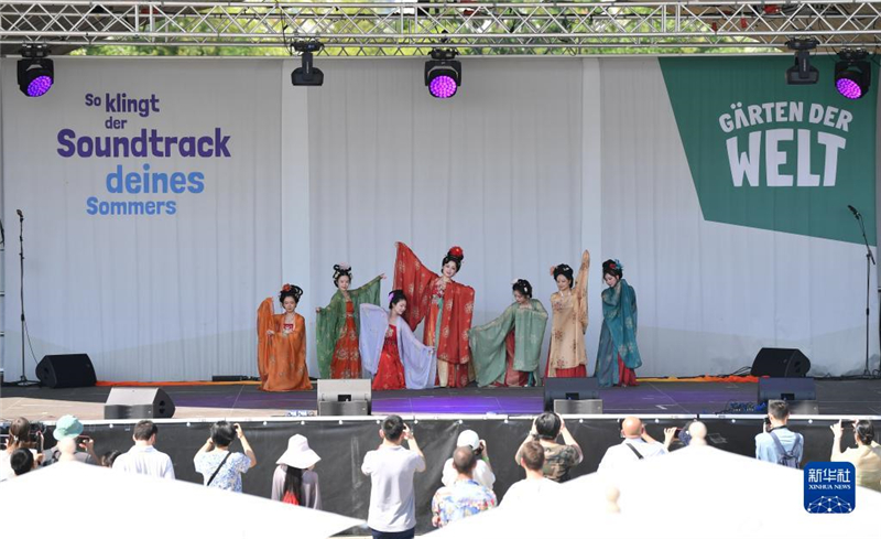 7月8日，在德國柏林世界公園，漢服愛好者進行漢服展示。新華社記者 任鵬飛 攝