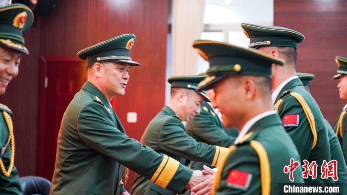 首長為晉銜官兵頒發(fā)任命狀?！堨狭?攝