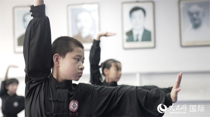 正在練習劈掛拳的武術學童。人民網(wǎng)記者 袁蒙攝