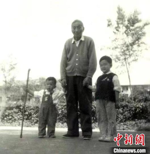 陳望道與幼年的陳曉帆(左)、陳曉帆的哥哥一起合影?！￡悤苑﹫D