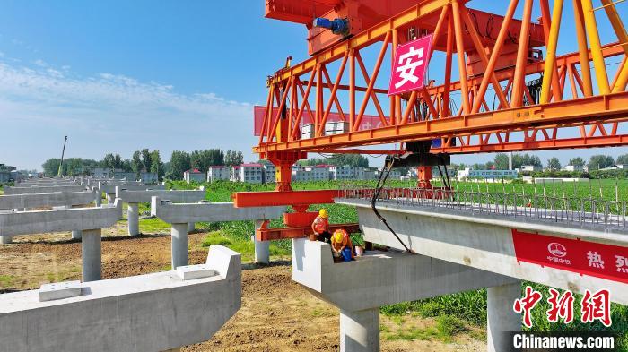 長(zhǎng)25米重80噸的箱梁平穩(wěn)、精準(zhǔn)地落在S314分離式立交橋25號(hào)和26號(hào)墩上?！⒂癫?攝