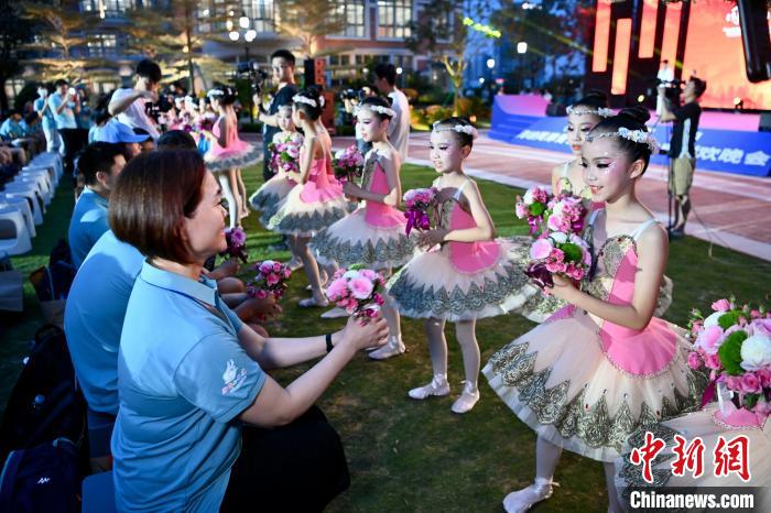 大陸小朋友鮮花送給臺(tái)灣同胞?！⊥鯑|明 攝