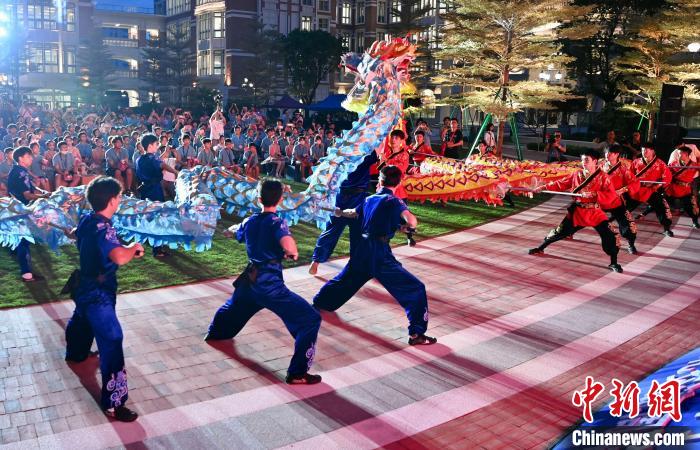 兩岸青少年同臺(tái)呈現(xiàn)龍獅表演。　王東明 攝